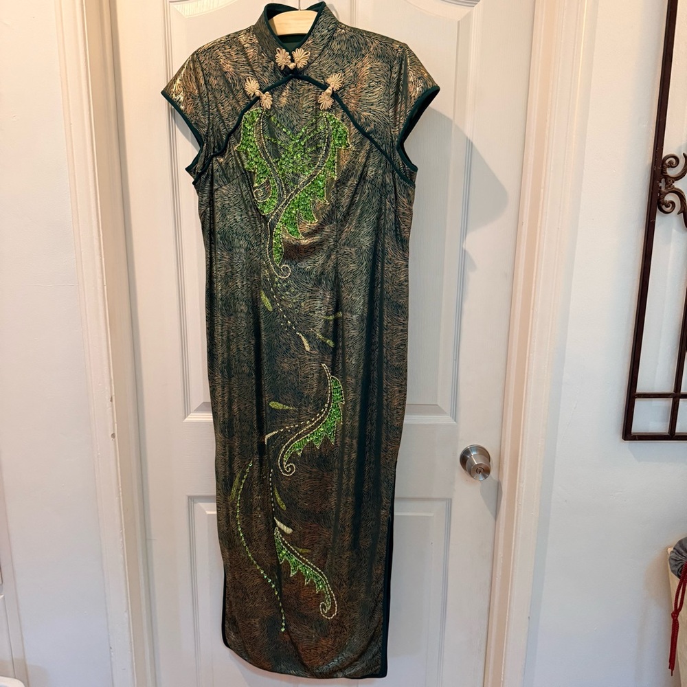 Green Embellished Mandarin-Collar Cheongsam/Qipao with gold frog buttons🐸 - Picture 3 of 11